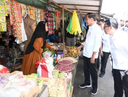 Presiden Jokowi Cek Harga Bahan Pokok di Pasar Beringin Buntok