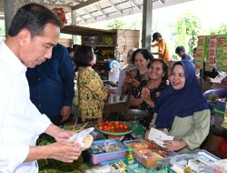 Presiden Jokowi Cek Harga dan Berikan Bantuan ke Pedagang di Pasar Temenggoeng Djaja Karti