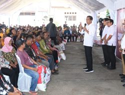 Serahkan Bantuan Pangan di Gudang Bulog Buntok, Presiden Pastikan Kontinuitas hingga Desember