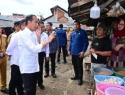 Presiden Joko Widodo dan Ibu Iriana Cek Harga Bahan Pokok di Pasar Sentral Palakka