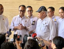 Presiden Joko Widodo Bertemu Jajaran OIKN dan Menteri Perhubungan di Istana Garuda IKN