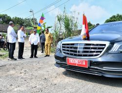 Momen Presiden Jokowi Berhenti Mendadak Cek Jalan Rusak di Lampung Selatan
