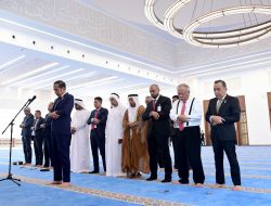 Momen Presiden Jokowi Salat di Masjid Presiden Joko Widodo Abu Dhabi