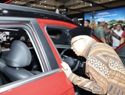 Momen Wapres Ma’ruf Amin Jajal Mobil Baru di Pameran GIIAS 2024