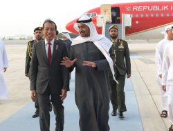 Tiba di Abu Dhabi, Presiden Jokowi Disambut Langsung Presiden MBZ di Bandara Zayed