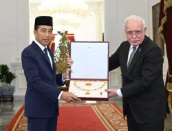 Presiden Joko Widodo Terima Penghargaan “Grand Collar Order of the State of Palestine” dari Presiden Mahmoud Abbas