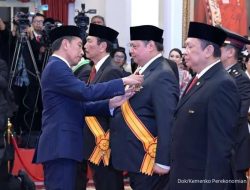 Menko Airlangga Hartarto Terima Anugerah Tanda Kehormatan Bintang Republik Indonesia Utama