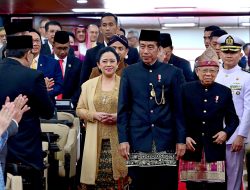 Berbusana Demang dan Kain Ujung Serong Khas Betawi, Presiden Jokowi Berpidato di Gedung Nusantara