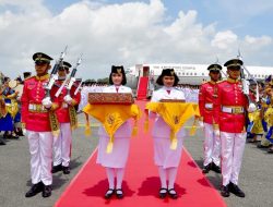 Duplikat Bendera Merah Putih dan Teks Proklamasi Tiba di Balikpapan, Kirab Berlanjut ke IKN