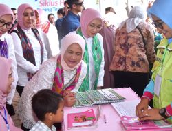 Kunjungan ke Posyandu, Ibu Iriana dan Ibu Wury Tinjau Program Vaksin untuk Anak