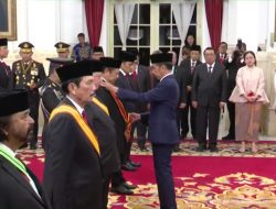 Menteri Budi Gunadi Sadikin dan Wakil Menteri Kesehatan Dante Saksono Harbuwono Terima Tanda Kehormatan