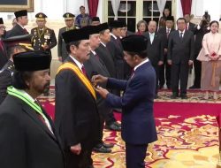 Presiden Joko Widodo Anugerahkan Tanda Kehormatan RI kepada 64 Tokoh