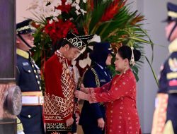 Presiden Jokowi Tampil dengan Pakaian Adat Banjar pada Upacara Penurunan Bendera di IKN