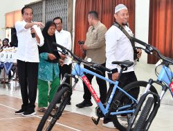 Serahkan Bantuan Cadangan Pangan di Sleman, Presiden Jokowi: Ini Beras Premium dan Terbaik