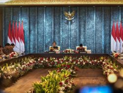 Presiden Joko Widodo Sampaikan Arahan dalam Sidang Kabinet Paripurna Terakhir Kabinet Indonesia Maju di Istana Garuda