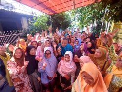 Emak-emak Antusias Penuhi Lokasi Kampanye Benyamin Davnie di Pamulang