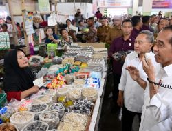 Kembali Gunakan Megafon, Presiden Jokowi Pamit ke Warga Deli Serdang