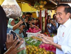 Kunjungi Pasar Dukuh Kupang, Presiden Jokowi Cek Harga dan Interaksi dengan Warga