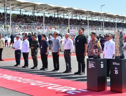Presiden Jokowi Saksikan dan Serahkan Trofi Juara Pertamina Grand Prix of Indonesia 2024