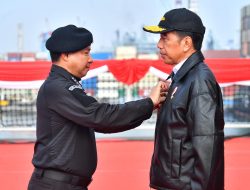 Presiden Jokowi Terima Brevet Hiu Kencana di Atas KRI RJW – 992