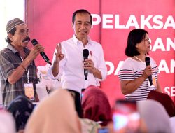 Presiden Jokowi Tinjau Ketersediaan Beras dan Serahkan Bantuan Pangan di Tanah Grogot