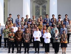 Jelang Purnatugas, Presiden Jokowi dan Ibu Iriana Pamitan dengan Keluarga Besar Istana