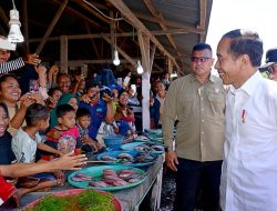 Presiden Jokowi Tinjau Harga Sembako di Pasar Rakyat LIPA Kalabahi
