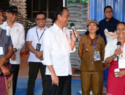 Presiden Jokowi Tinjau Penyaluran Beras di Gudang Bulog Kampung Baru, Sumba Barat