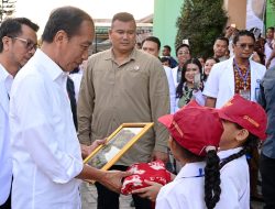 Saat Dua Siswi SD Sambut Presiden Jokowi di RSUD Waikabubak dengan Puisi