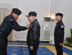 Wapres Ma’ruf Amin Terima Brevet Kehormatan Hiu Kencana dari TNI AL