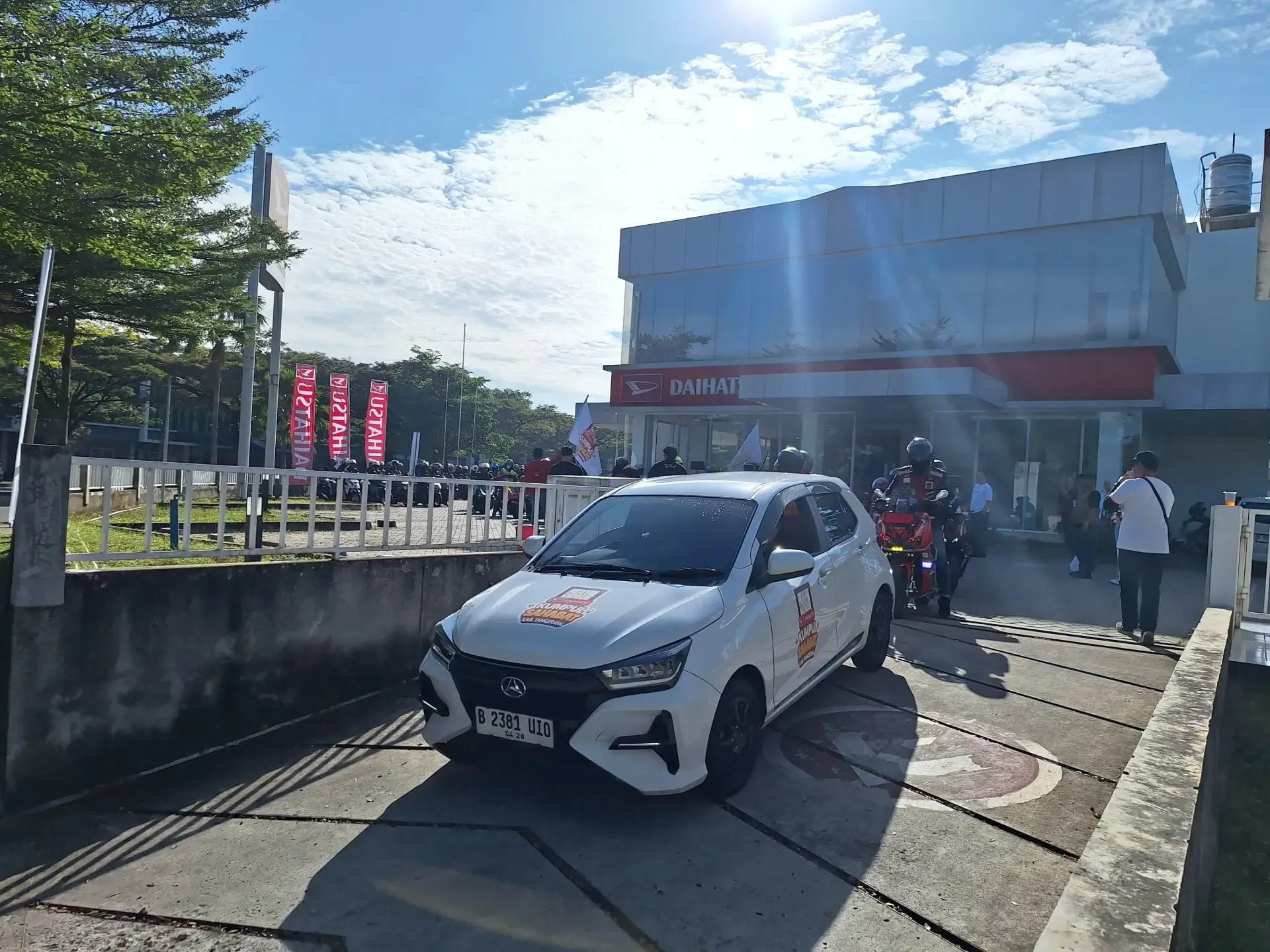 Aktivitas Konvoi Bersama Komunitas Mobil Dan Roda Dua Menampilkan Semangat Kebersamaan