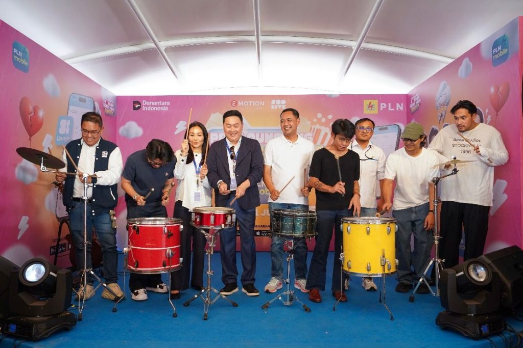 Pre-launching fitur lifestyle PLN Mobile dengan pemukulan drum oleh Daniel Lestanto dan para tokoh penting bersama band Juicy Luicy