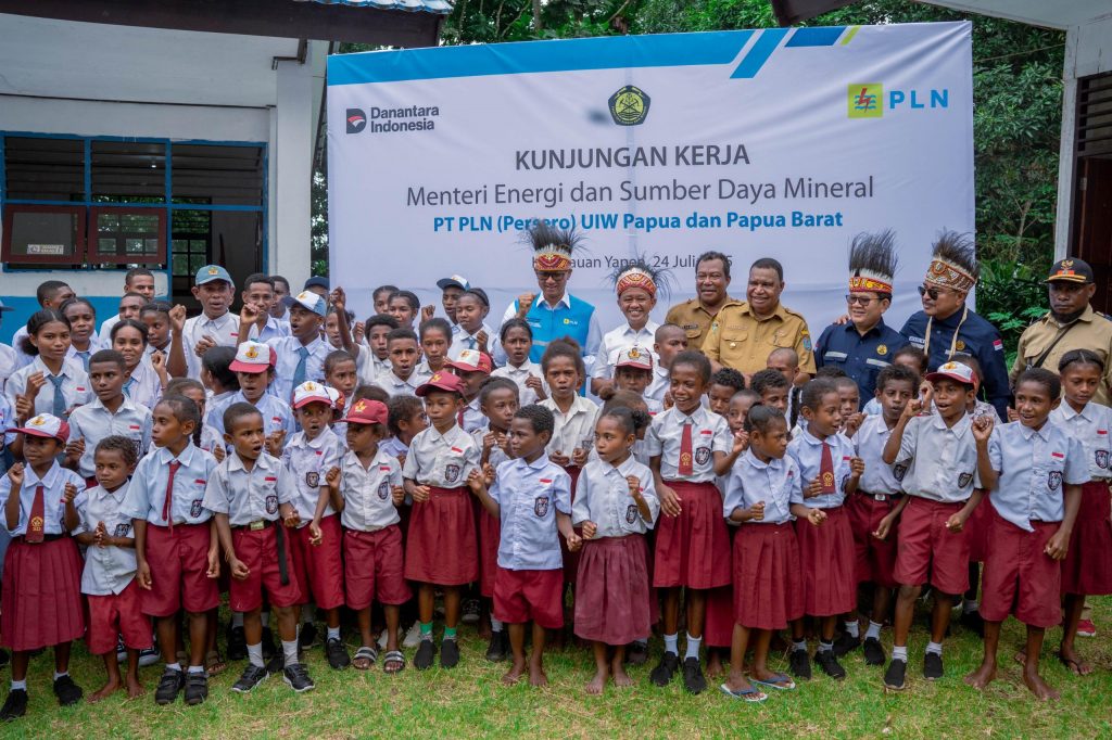 Siswa SDN dan SMAN Kiriyow berfoto dengan Menteri ESDM Bahlil Lahadalia dalam kunjungan ke sekolah.