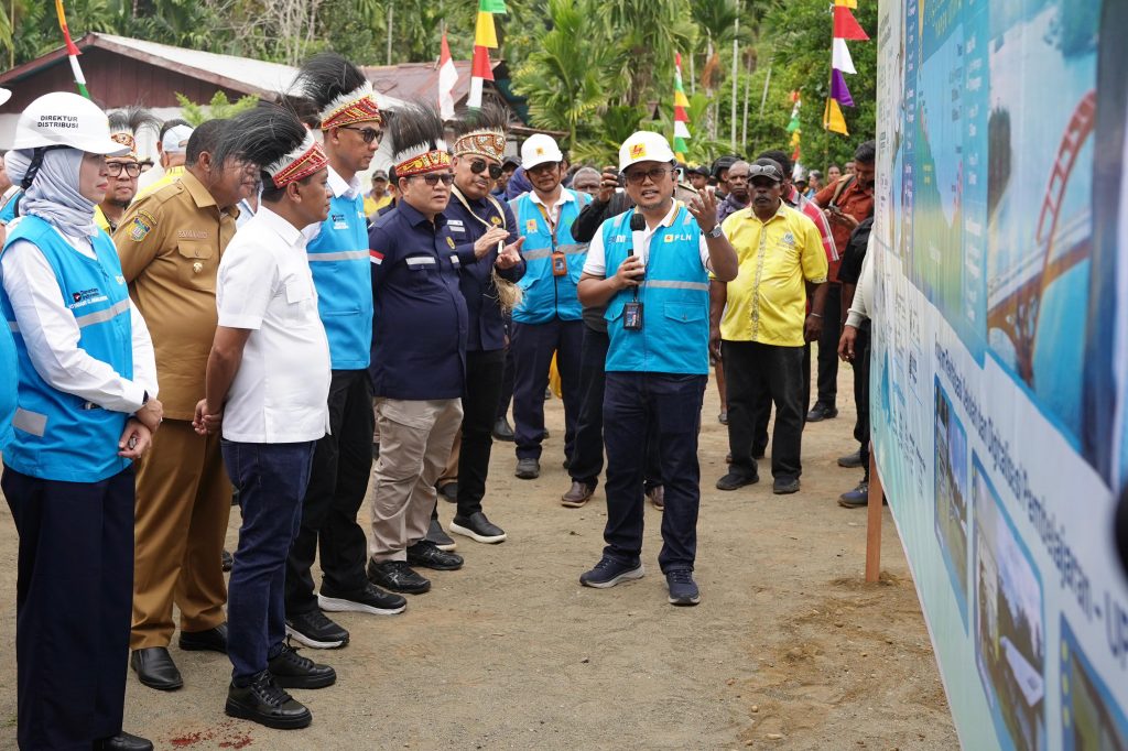 Menteri ESDM Bahlil Lahadalia dan pejabat lainnya mendengarkan paparan Program Listrik Desa di Desa Tindaret, Kepulauan Yapen.