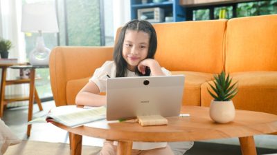 Kenapa OPPO Pad SE Jadi Pilihan Tepat Bunda? Karena Aman untuk Anak, Nyaman untuk Ibu